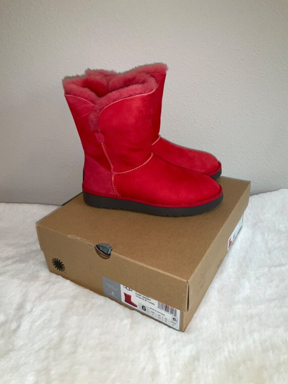 UGG Australia size 6 Classic Cuff Short Boot in Red NEW in Box Women's